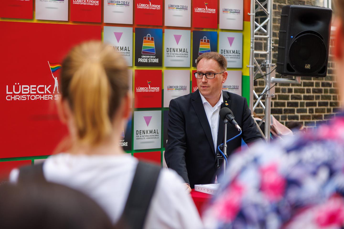 CSD 2026: Aufziehen der Regenbogenflaggen